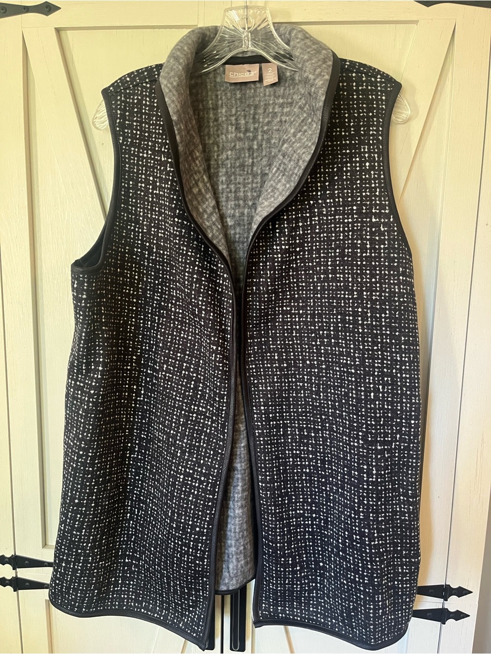 Chico's Black & White Textured Reversible Vest Size 2 (6-8)
